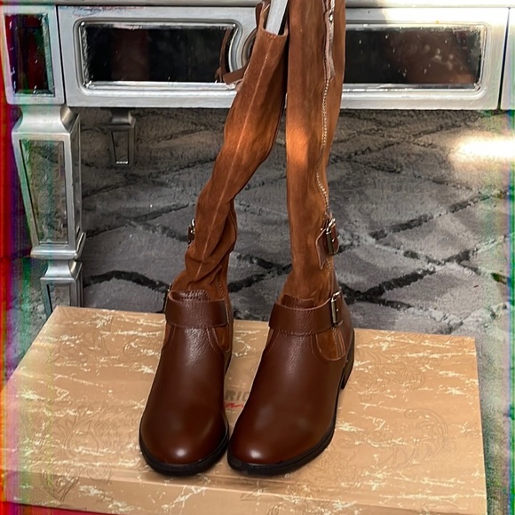 Brown knee length genuine leather boots - Picture 2 of 4